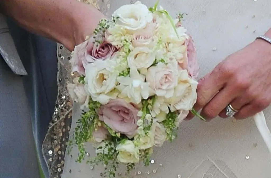 Ramo de novia silvestre: la inspiración boho de Kate Moss para bodas con encanto natural