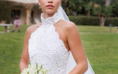 El ramo de novia de Sofia Richie: el regreso del ramo de novia clásico con el lujo silencioso