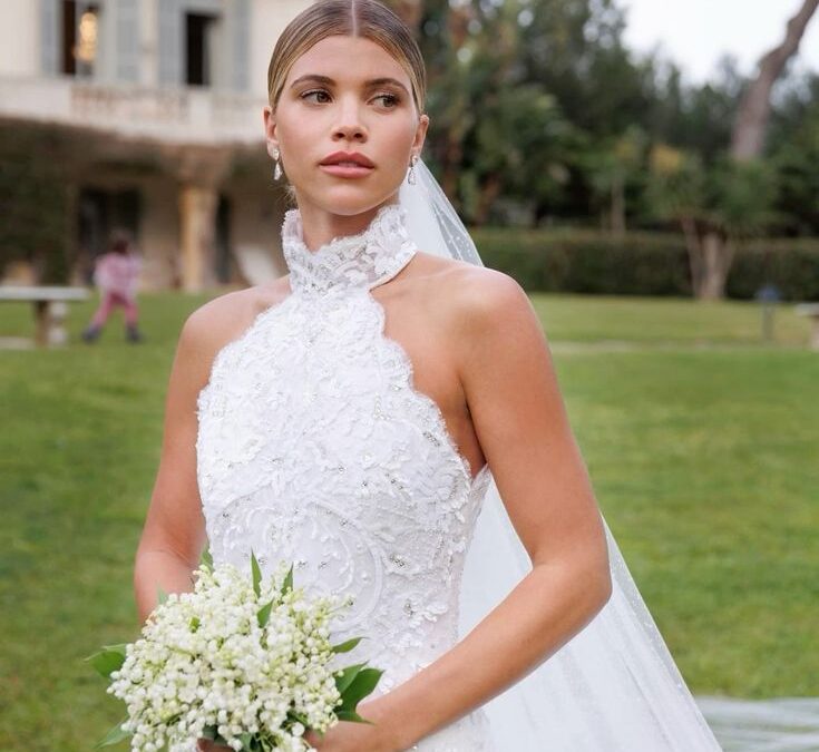 El ramo de novia de Sofia Richie: el regreso del ramo de novia clásico con el lujo silencioso